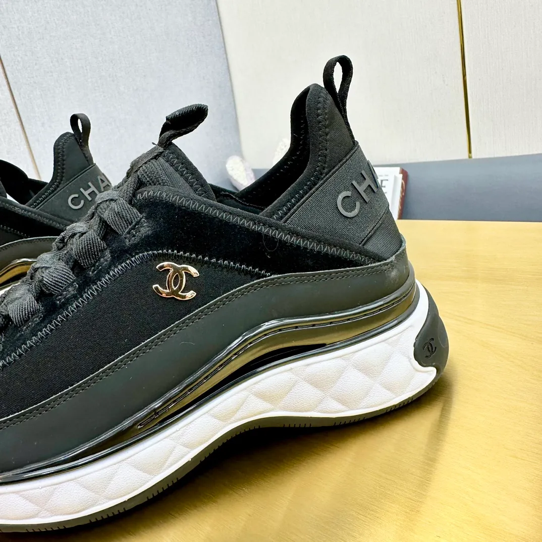 👟👟Ex-factory price 480👟👟 Top version Chanel Chanel - 2023 counter top casual sports shoes This classic design; the upper is electro-embroidered with a variety of techniques; the outsole is fashionable and sporty; it is unusual to incorporate a variety of color matching elements... The diversified mix and match is very beautiful and versatile, and can be used for leisure, fashion, sports and outdoor... ꫛꫀꪝ Go➫ Material: ❶The upper is made of: original imported mercerized velvet + double-layer breathable mesh ❷The inner lining is made of: the original imported breathable mesh ❸The outsole is based on: original T👟👟factory price U combination outsole counter boutique packaging full set women 35-41 men 38-46 ᅟᅠᅟᅠᅟᅠ